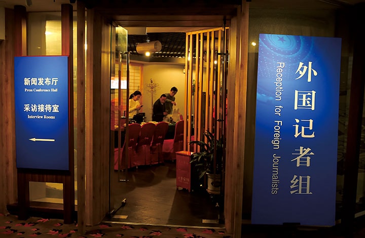 アジアに派遣された男性は本国と違う顔を見せる。北京で3月に行われた第13回全国人民代表大会の外国人記者受付（2月）　VCG/GETTY IMAGES