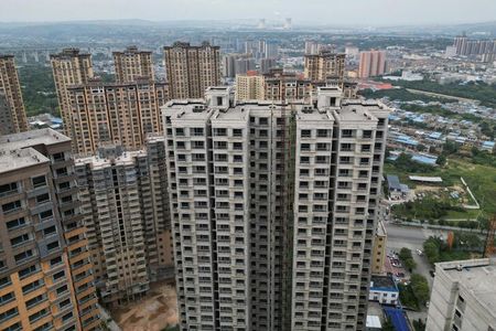　９月２３日、中国国家統計局の元高官は、現在国内にあるマンションの空室や空き家について、中国の人口１４億人でさえ全てを埋めることは不可能かもしれないとの見方を示した。写真は陝西省銅川で１２日に撮影した、未完成の集合住宅（２０２３年　ロイター／Xiaoyu Yin）