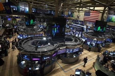 ６月１日、米国株式市場は反発。好調な米雇用統計や地政学リスクの後退を背景に買いが優勢となった。写真は２０１３年１０月、ニューヨーク証券取引所で撮影（２０１８年　ロイター/Carlo Allegri）