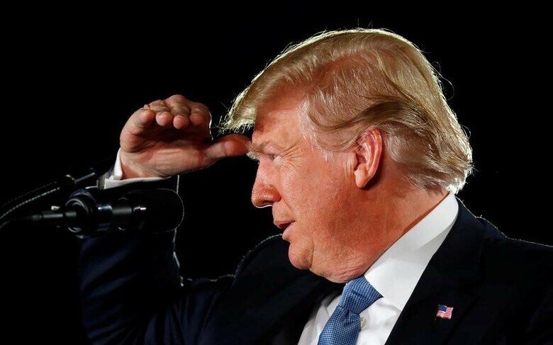 ６月２４日、トランプ米大統領（写真）は、米国への不法入国者は司法手続きを通さずに即座に強制送還すべきだとツイートした。ラスベガスの集会で２３日撮影（２０１８年　ロイター/Kevin Lamarque）
