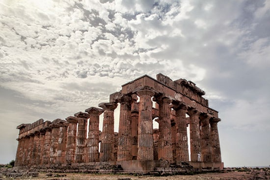 シチリア島のセリヌンテにある古代ギリシャの遺跡、ヘラ神殿。いくつかの修復家チームが損壊を防ごうと手を尽くしてきたが、費用不足の影響は大きい。最後に修復作業が行われたのは80年代だが、鉄の棒が石に残されたままでかえって痛みの原因になっている（14年5月）