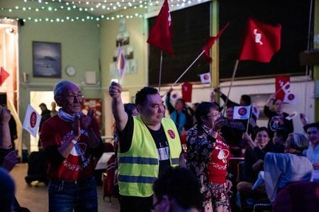 デンマーク領グリーンランドで６日実施された自治議会（定数３１）選挙で、レアアース（希土類）開発に反対する最大野党の左派イヌイット・アタカチギット（ＩＡ）党が勝利した。勝利を喜ぶＩＡのメンバー、提供写真。（２０２１年　ロイター）