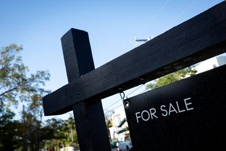 全米リアルター協会（ＮＡＲ）が２３日に発表した９月の米中古住宅販売戸数（季節調整済み）は年率換算で前月比１．５％増の４０６万戸と、２月以来の高水準だった。写真はフロリダ州マイアミで４月撮影（２０２５年　ロイター/Marco Bello）