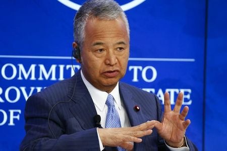　１０月２２日、自民党の甘利明税調会長（写真）は、日本記者クラブで講演し、リーマン・ショック後と異なり、新型コロナウイルスによる内外経済の落ち込みは「いつまで続くか分からない」ため、当初期待された日本経済のＶ字回復は難しく「なかなか底打ちが確認されず、だらだら続き、Ｕ字、Ｌ字回復で少しずつ上っていく」との見通しを示した。写真はスイスのダボスで２０１６年１月撮影（２０２０年　ロイター／Ruben Sprich）