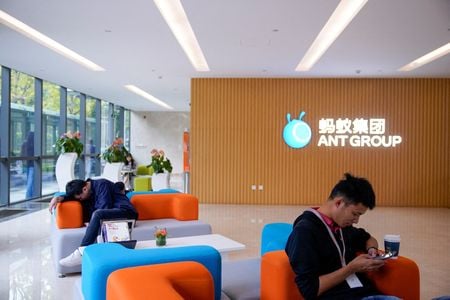 中国電子商取引大手アリババ・グループ傘下の金融会社、アント・グループは２８日、クラウドファンディングによる医療共済事業「Xianghubao（相互宝）」を来年１月２８日付けで閉鎖すると発表した。中国で金融技術への規制が強化される中での決定となる。写真は２０２０年１０月撮影（２０２１年　ロイター/Aly Song）