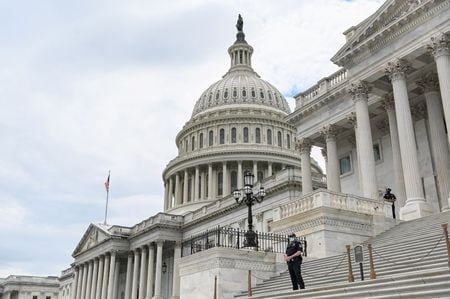 米議会指導部が、９０００億ドル規模の新型コロナウイルス追加景気対策で合意に近づいていると、米政治メディアのポリティコや米紙ワシントン・ポストが１６日、関係筋の情報として報じた。早ければ同日午前中に合意に達する可能性があるという。ワシントンの連邦議事堂で５月撮影（２０２０年　ロイター/ERIN SCOTT）