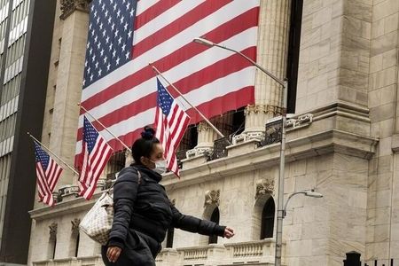 ２月２日、米ゴールドマン・サックスによると、株式ヘッジファンドの１月の運用成績はマイナス６．２２％とＳ＆Ｐ総合５００種（１月の下落率５．２３％）をアンダーパフォームした。１月の株式市場は地政学的な混乱と金利上昇見通しで地合いが不安定化した。写真は２０２０年３月、ニューヨーク証券取引所前で（２０２２年　ロイター／Lucas Jackson）