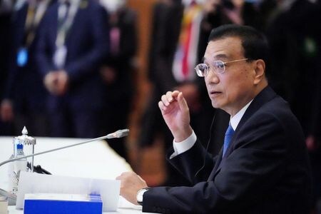 　中国の李克強首相は１２日、カンボジアの首都プノンペンで開かれた東南アジア諸国連合（ＡＳＥＡＮ）の首脳会議の傍ら国際通貨基金（ＩＭＦ）のゲオルギエワ専務理事と会談、中国経済は過去３四半期で３％成長し、「上昇トレンド」で安定していると述べた。プノンペンで１１日撮影（２０２２年　ロイター/Cindy Liu）