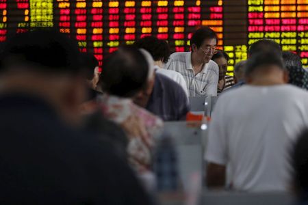 　７月１５日、中国株式市場は大幅に続落した。この日発表された４―６月期の中国国内総生産は予想を上回ったものの、市場の反応は鈍かった。上海の証券会社で１４日撮影(２０１５年　ロイター/ALY SONG)