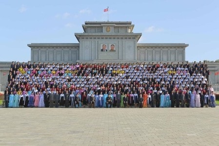 　１０月３日、北朝鮮が約１カ月前にこれまでで最も強力な核実験を実施して以降、英仏両国が米国に緊張緩和を働きかける一方で、北朝鮮に大使館を置くＥＵ加盟国は、同国に直接圧力をかけている。写真中央は、支持者らと写真撮影する北朝鮮の金正恩・朝鮮労働党委員長。ＫＣＮＡが９月提供（２０１７年　ロイター）