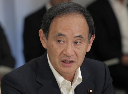 　６月１６日、菅義偉官房長官は午前の会見で、為替市場で１ドル１０５円台半ばまで円高が進んでいることに関連して、最近の為替市場に投機的な動きがみられたが、そうした動きが継続することのないよう、「緊張感をもって注視し、必要なときには対応したい」と述べた。写真は２０１３年９月、都内での代表撮影（２０１６年／ロイター）