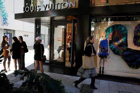 　フランスの高級ブランド大手ＬＶＭＨ（モエ・ヘネシー・ルイ・ヴィトン）グループが２６日発表した第４・四半期売上高は２２７億ユーロ（２４６億５０００万ドル）で、伸び率は９％とＵＢＳが示したコンセンサスの７％を上回った。写真はフロリダで２０２１年１１月撮影（２０２３年　ロイター／Marco Bello）