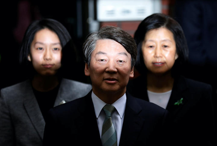 2017年の大統領選でも候補だった安哲秀。妻子とともに投票を終えて　Kim Hong-Ji-REUTERS