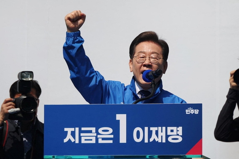5月12日、ソウルで大統領選挙戦の第一声を上げる李在明　REUTERS/Kim Hong-Ji