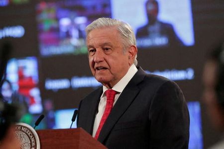 メキシコで５日に行われた地方選は、６日時点の速報ベースでロペスオブラドール大統領率いる与党が６州のうち４州の知事ポストを制した。写真は、2021年4月22日にメキシコシティの国立宮殿で演説する同大統領。（2022年　ロイター／Henry Romero）