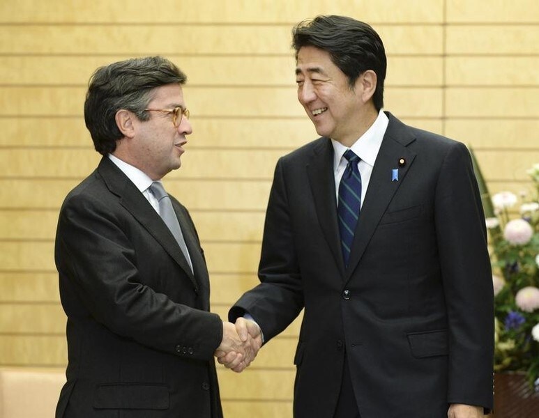 ４月１０日、日本政府と国際協力機構（ＪＩＣＡ）は、質の高いインフラ投資促進に向け、米州開発銀行（ＩＤＢ）とパートナーシップを締結することで合意した。写真は２０１３年１１月に来日した際、安倍首相（右）と面会したＩＤＢのルイス・アルベルト・モレノ総裁。代表撮影（２０１６年　ロイター/Toru Yamanaka/Pool）