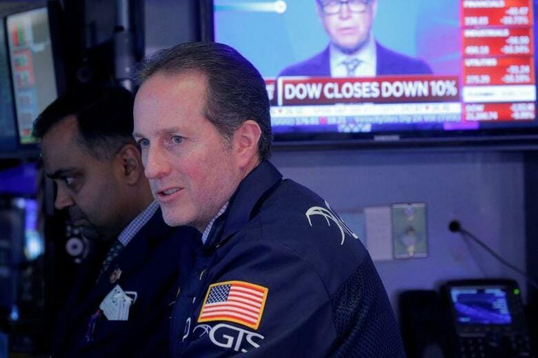 米株式市場が新型コロナウイルスに対する懸念で大幅下落する中、投資家の不安心理を示すシカゴ・オプション取引所（CBOE）のボラティリティー・インデックス（VIX指数）が急伸し、金融危機以降で最高と水準となった。ニューヨーク証券取引所で撮影（2020年　ロイター/Brendan McDermid）