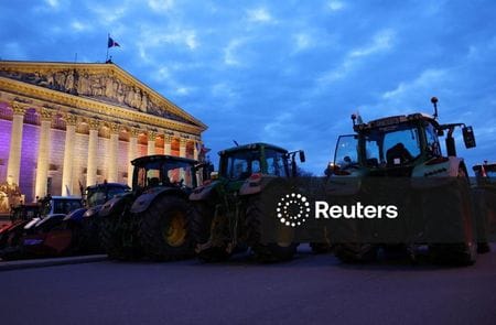 　欧州連合（ＥＵ）と南米南部共同市場（メルコスル）との自由貿易協定（ＦＴＡ）締結に反対するフランスの農家が１３日、トラクター約３５０台でパリ市内に乗り込み、観光名所の凱旋（がいせん）門前などで抗議デモを行った。写真は国会議事堂の前に並んだ農家のトラクター、同日撮影（２０２６年　ロイター/Abdul Saboor）