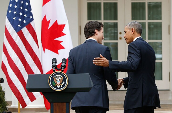 EUに拒否され慰め合う？オバマ（右）とカナダのトルドー首相　Jonathan Ernst-REUTERS