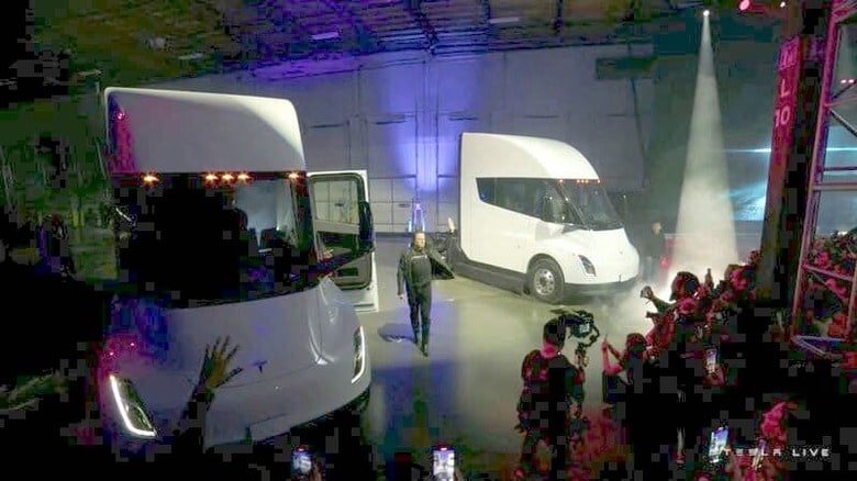 米電気自動車（EV）大手テスラのイーロン・マスク最高経営責任者（CEO）は1日、ネバダ工場で行われたイベントで、同社初の大型EVトラック「セミ」（写真）を公開した。写真は1日撮影。テスラ提供（2022年　ロイター）