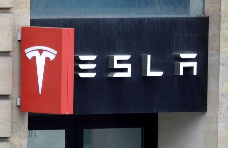 米電気自動車（ＥＶ）大手テスラのイーロン・マスク最高経営責任者（ＣＥＯ）は２８日、韓国サムスン電子から半導体を調達する契約を結んだと明らかにした。資料写真、パリのテスラ店舗で２０２０年１０月撮影（２０２５年　ロイター/Charles Platiau）
