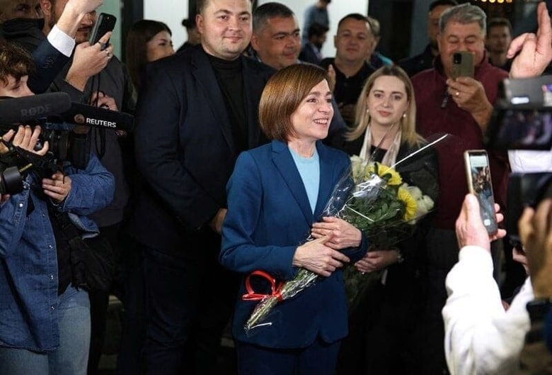 旧ソ連のモルドバで３日に行われた大統領選の決選投票は、親欧米の現職サンドゥ大統領（写真）が親ロシア派政党の支持を受けたストヤノグロ元検事総長との接戦を制し、再選を果たした。キシナウで撮影（２０２４年　ロイター／Vladislav Culiomza）