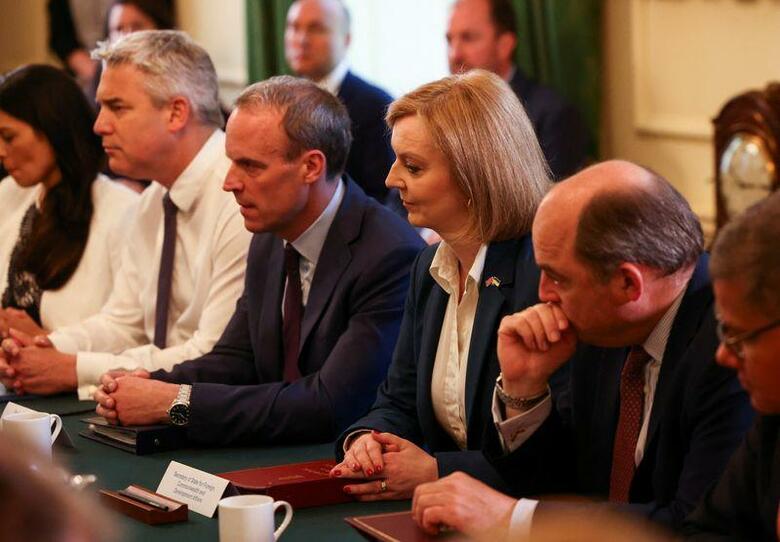 英政府は17日、欧州連合（EU）離脱に伴ってEUと合意した英領北アイルランドに関する通商協定の一部を事実上無効化する方針を示した。写真はトラス英外相（中央）（2022年　ロイター/Henry Nicholls）