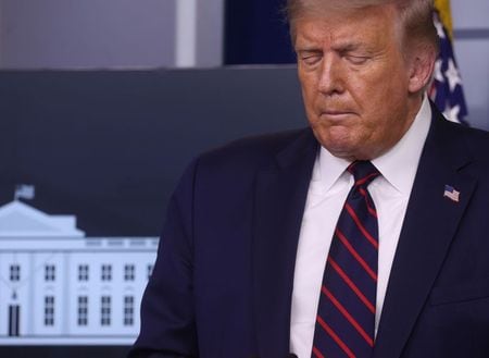 　８月５日、米ニューヨークのマンハッタン地区検察はトランプ大統領の事業に関する犯罪捜査の一環として、昨年、トランプ氏に長年融資してきたドイツ銀行<DBKGn.DE>に同氏の納税記録の提出を求める召喚状を出していた。米紙ニューヨーク・タイムズ（ＮＹＴ）が５日に報じた。ホワイトハウスで４日撮影（２０２０年　ロイター/Jonathan Ernst）