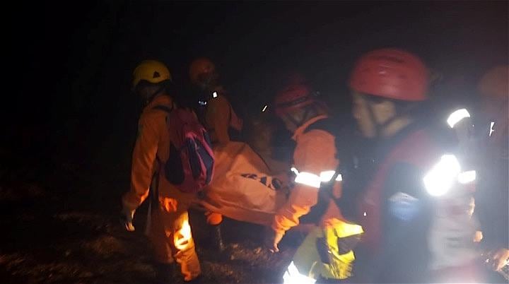落盤事故のあった金鉱山では照明もない中、懸命な救助活動が続く。Antara Foto Agency - REUTERS