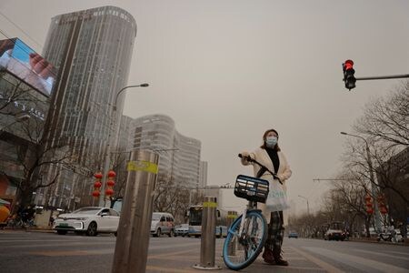 中国の環境当局は２８日、１─３月期に大気汚染が悪化したのは新型コロナウイルスで停滞していた産業活動が回復したほか、高い気温が原因だったとの分析を示した。写真は３月１０日、北京で撮影（２０２３年　ロイター/Thomas Peter）
