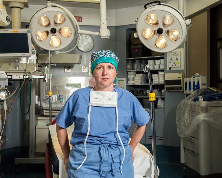 5月15日、全米ライフル協会（NRA）との最近の衝突が、銃撃事件の被害者治療にあたる医師たちの一部に、自らのトラウマを癒す方法を提示した。写真は4月、ニュージャージー州のルトガーズ大病院で撮影に応じるステファニー・ボン医師。提供写真（2019年　ロイター/ Keith Bratcher/Rutgers New Jersey Medical School）