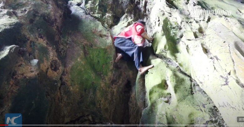 絶壁を素手、素足で登る中国・ミャオ族の女性クライマー　New China TV / YouTube