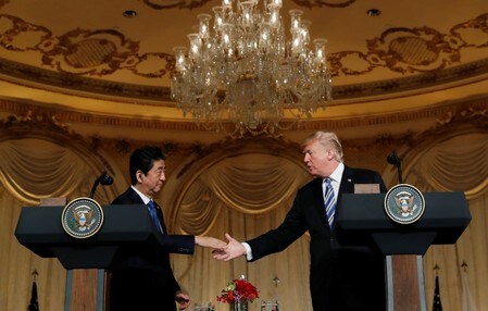 　４月１９日、日米両首脳は、貿易問題を協議する閣僚レベルの新たな枠組みを作ることで合意した。写真は安倍首相とトランプ米大統領。米フロリダ州で１８日撮影（２０１８年　ロイター/Kevin Lamarque）