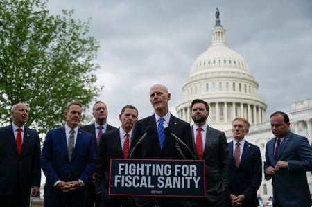 米債務上限の引き上げを巡るバイデン大統領と野党・共和党のマッカーシー下院議長の交渉について、社会保障などを除く「裁量的支出」に関する両者の見解の相違がわずか７００億ドルになり、合意に近づいていることが複数の関係筋の話で分かった。（２０２３年　ロイター／Craig Hudson）