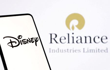 ２月２８日、インド大手財閥リライアンス・インダストリーズと米娯楽大手ウォルト・ディズニーは、インド国内における両社のテレビ・ストリーミング事業を統合し、新たな合弁会社を設立すると発表した写真はリライアンスとディズニーのロゴ。２０２３年１２月撮影（２０２４年　ロイター／Dado Ruvic）