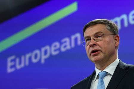 欧州連合（ＥＵ）の執行機関である欧州委員会のドムブロフスキス委員（経済担当）は、中国のレアアース（希土類）輸出規制強化に対し、欧州委が対抗措置を検討しているとの考えを示した。写真はブリュッセルで６月撮影（２０２５年　ロイター/Yves Herman）