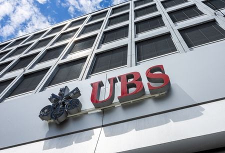 ３月１１日、スイス銀行協会（ＳＢＡ）のローマン・スチューダー最高経営責任者（ＣＥＯ）は、スイスのシステム上重要な銀行に対する規制が過度に厳しければ、同国金融大手ＵＢＳは国外への撤退を検討するかもしれないと語った。写真はルツェルンの同社支店で２０２４年６月撮影（２０２５年　ロイター/Denis Balibouse）