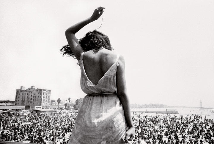 スタンダップコメディアンのレニー・ブルースをしのぶロックフェスティバル（ロサンゼルス・ベニスビーチ） ©Dennis Stock/Magnum Photos