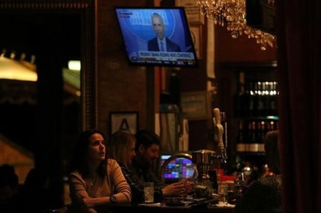 　１１月１４日、オバマ米大統領は記者会見で、トランプ氏について、来年の大統領就任後直ちに重大な職責と現実に直面することになるだろうと述べた。ニューヨークのトランプ・タワー内のバーでテレビ放映を見る女性（２０１６年　ロイター／Carlo Allegri）