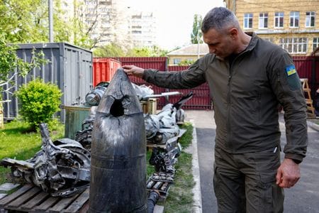 英シンクタンク国際戦略研究所（ＩＩＳＳ）は２２日に発表した報告書で、ウクライナでの戦闘はロシアが抱く通常戦力に対する信頼を下げたとし、将来紛争が起きた場合には北大西洋条約機構（ＮＡＴＯ）から守り、打ち負かす手段としてロシアが非戦略核兵器（ＮＳＮＷ）の重要性を高めているとの見解を示した。２０２３年５月撮影（２０２４年　ロイター/Valentyn Ogirenko/File Photo）