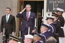 ヘグセス国防長官（中央）はAIの軍事利用をめぐりアンソロピックと対立　KEN CEDENO-REUTERS