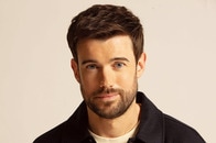 「奇妙な感じだ」――新作ドラマ『メイフィールドの怪人たち』で際立つ、ジャック・ホワイトホールの不穏なユーモア