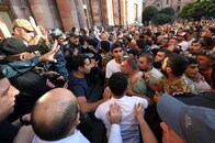 ロシアに裏切られたもう一つの旧ソ連国アルメニア、アゼルバイジャンに「降伏」で涙呑む