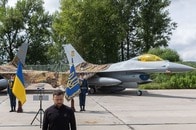 野原にめり込み、黒煙を上げるロシア戦闘機...ウクライナ軍がSu-35を撃墜　「F-16で撃墜」と独紙報道