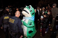 【なぜそこに】不法移民摘発デモに「カエル」出現!?　シャーロットで起きた一幕とは