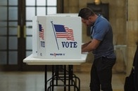 米中間選挙、民主党54％ vs 共和党32％が示す「赤い蜃気楼」の可能性