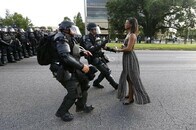 アメリカ抗議デモ排除の警官隊に向き合う黒人女性、静かな抗議に大反響