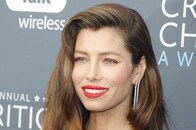 「子供にマクドナルド食べさせない」ジェシカ・ビールの発言に「金持ち特権」と批判　夫は「I\'m Lovin\' It」生みの親