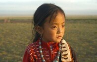 変化するチベットと向き合う個人を鮮やかに描く：『草原の河』