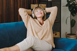 人はなぜ特定の曲を聴くと昔のことを思い出す？